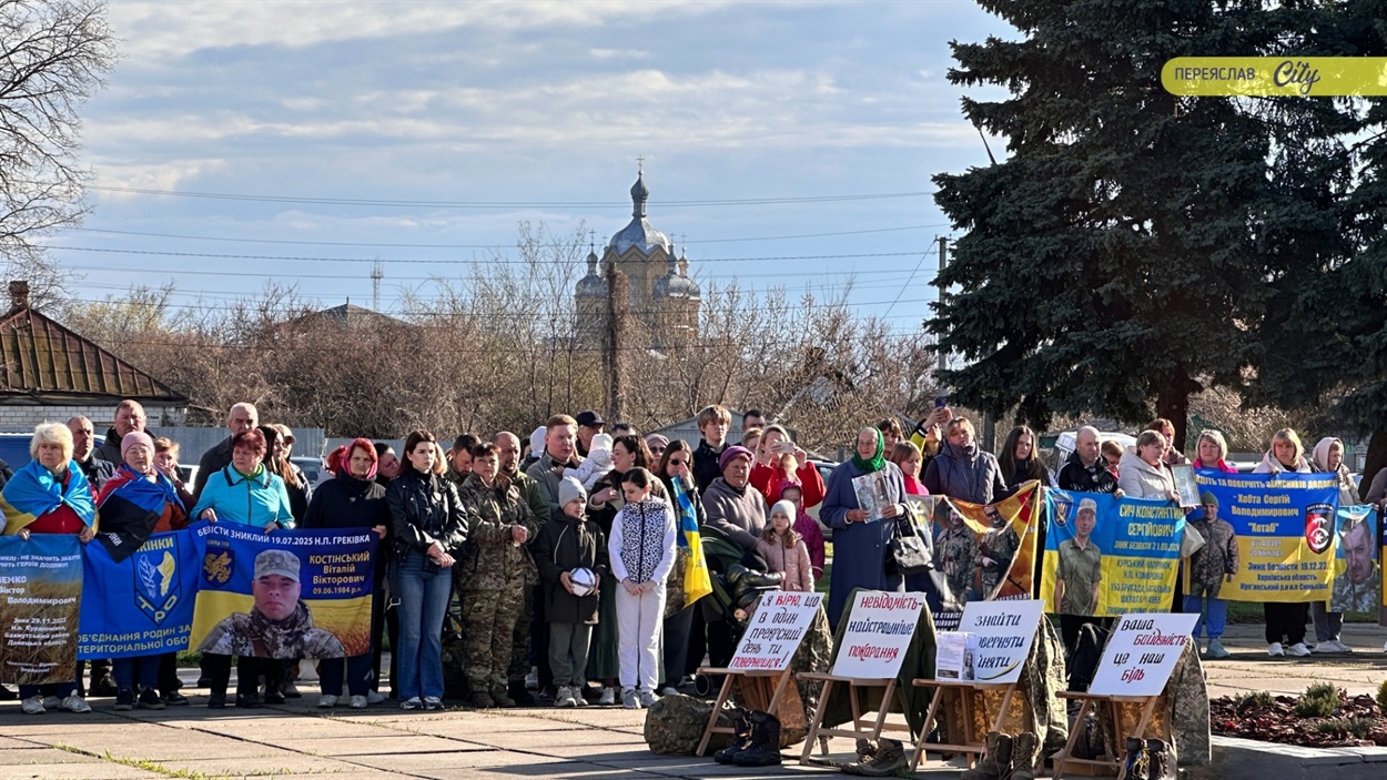 «Я самотня і хвора, але молюся, щоб дочекатися синів»: у Переяславі відкрили "Дерево надії"