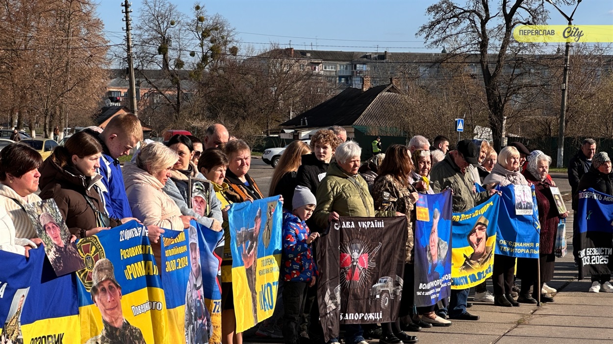 «Я самотня і хвора, але молюся, щоб дочекатися синів»: у Переяславі відкрили "Дерево надії"