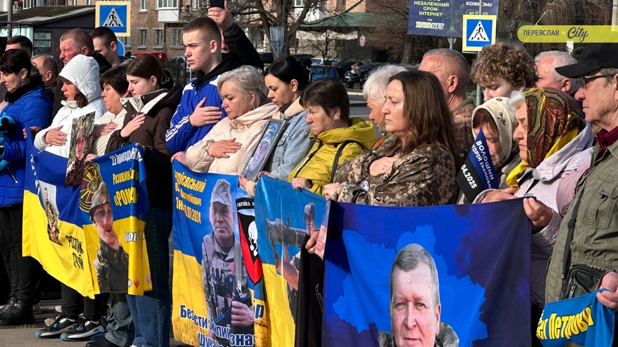 «Я самотня і хвора, але молюся, щоб дочекатися синів»: у Переяславі відкрили "Дерево надії"