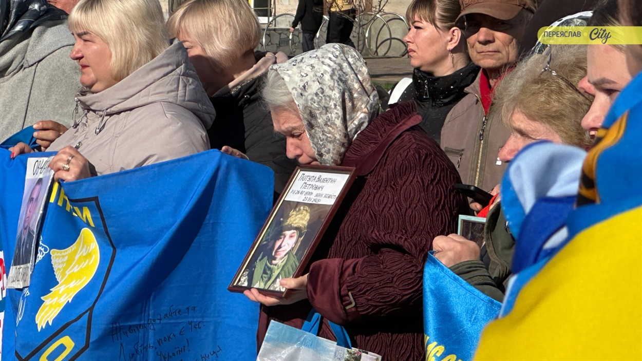 «Я самотня і хвора, але молюся, щоб дочекатися синів»: у Переяславі відкрили "Дерево надії"