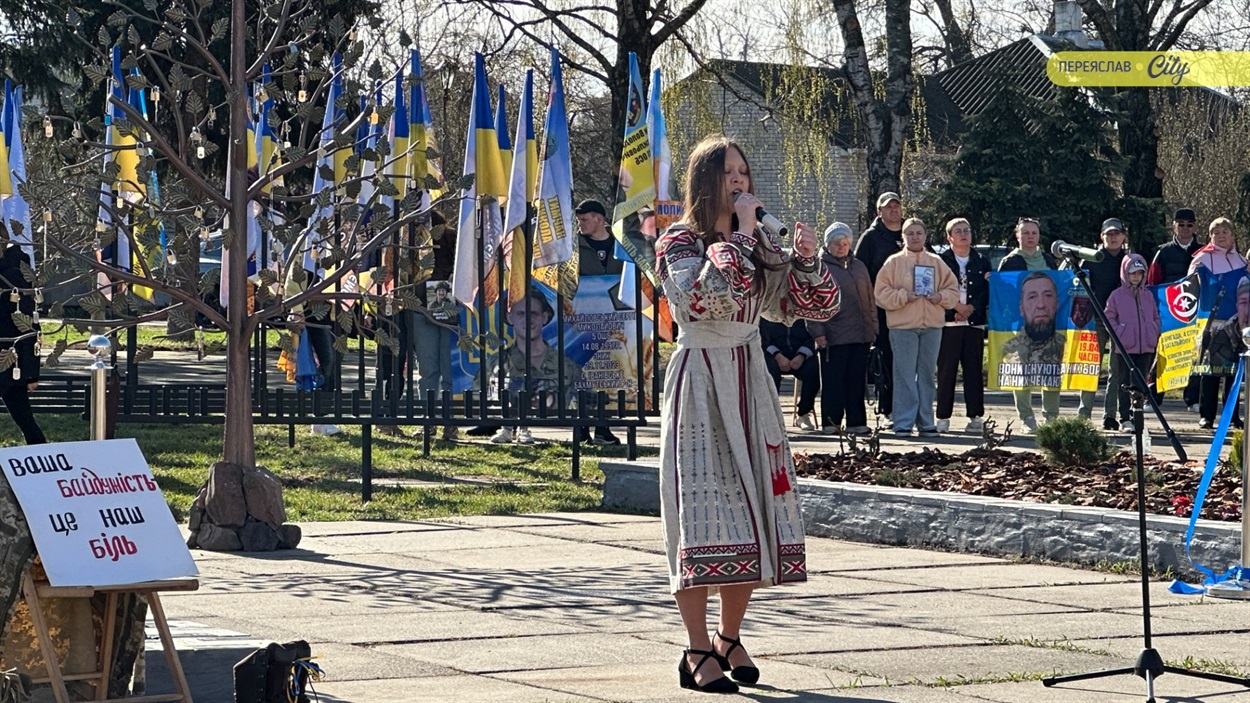 «Я самотня і хвора, але молюся, щоб дочекатися синів»: у Переяславі відкрили "Дерево надії"