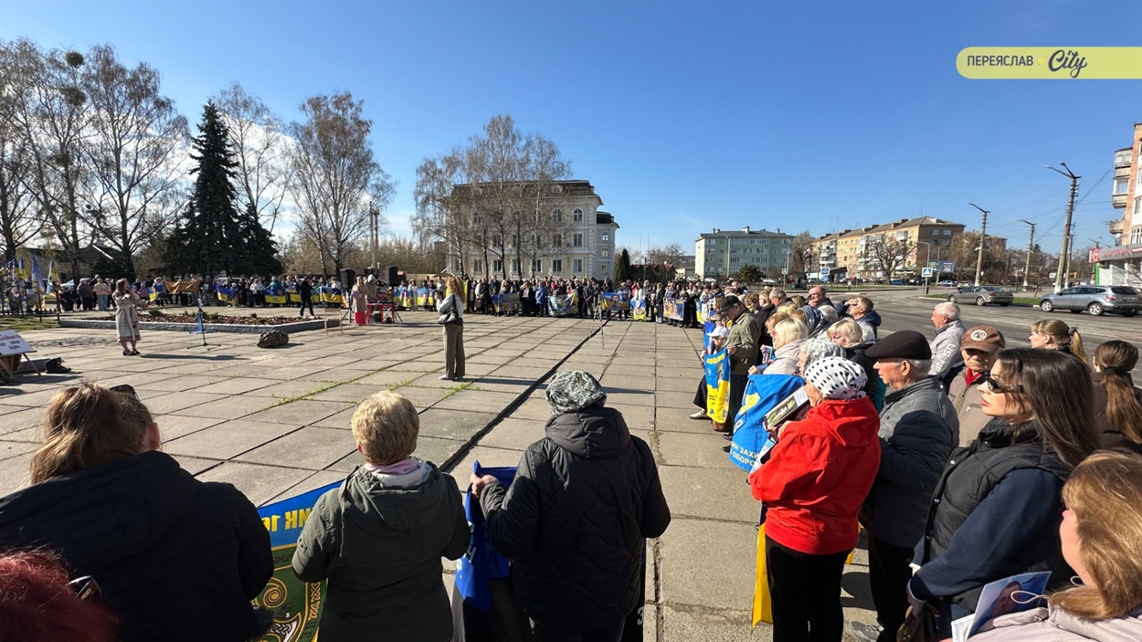 «Я самотня і хвора, але молюся, щоб дочекатися синів»: у Переяславі відкрили "Дерево надії"