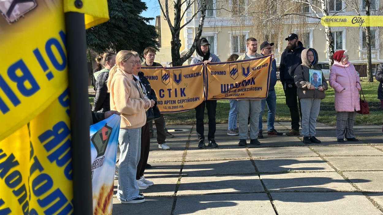«Я самотня і хвора, але молюся, щоб дочекатися синів»: у Переяславі відкрили "Дерево надії"