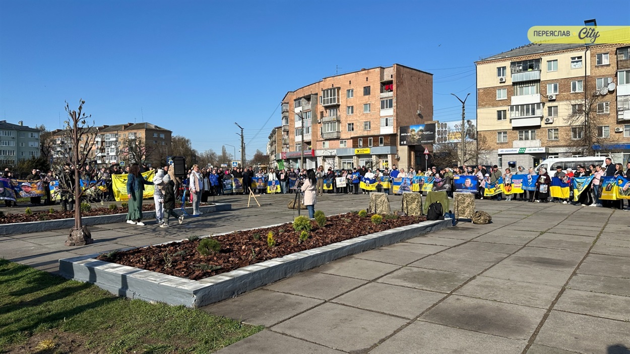 «Я самотня і хвора, але молюся, щоб дочекатися синів»: у Переяславі відкрили "Дерево надії"