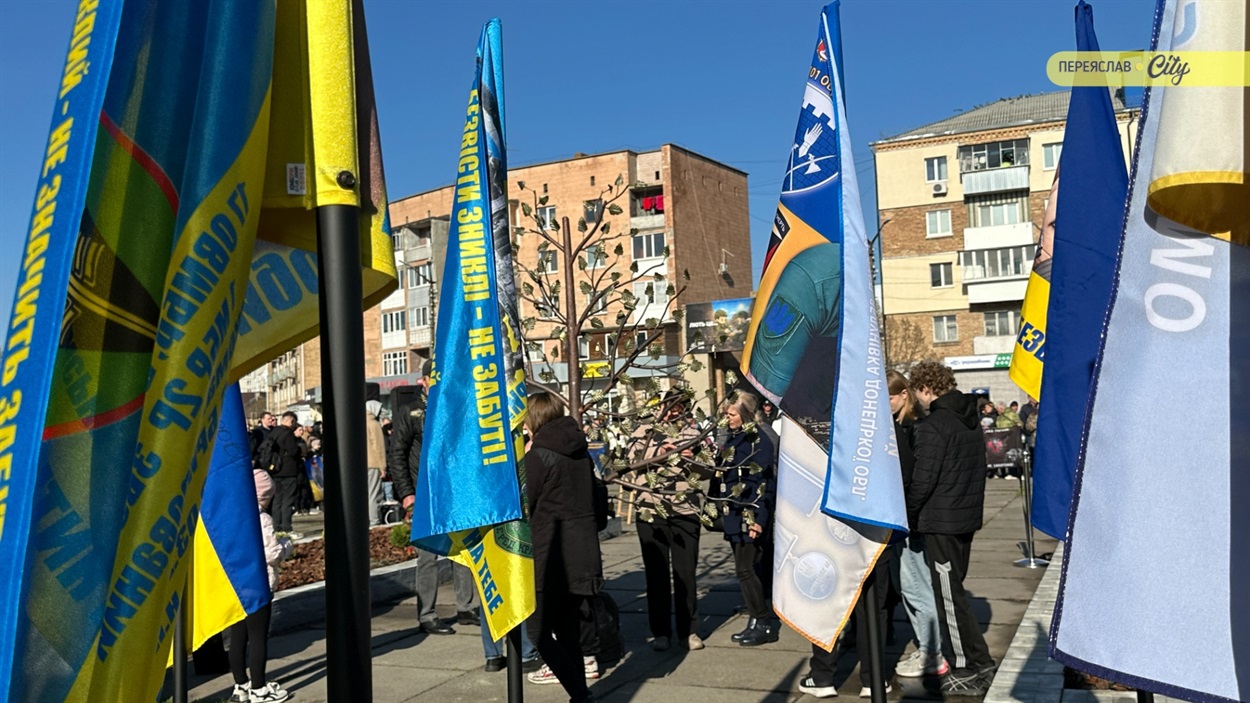 «Я самотня і хвора, але молюся, щоб дочекатися синів»: у Переяславі відкрили "Дерево надії"