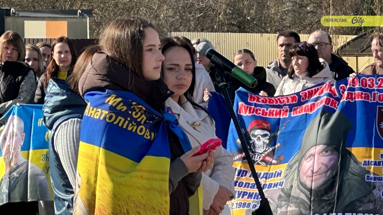 «Я самотня і хвора, але молюся, щоб дочекатися синів»: у Переяславі відкрили "Дерево надії"