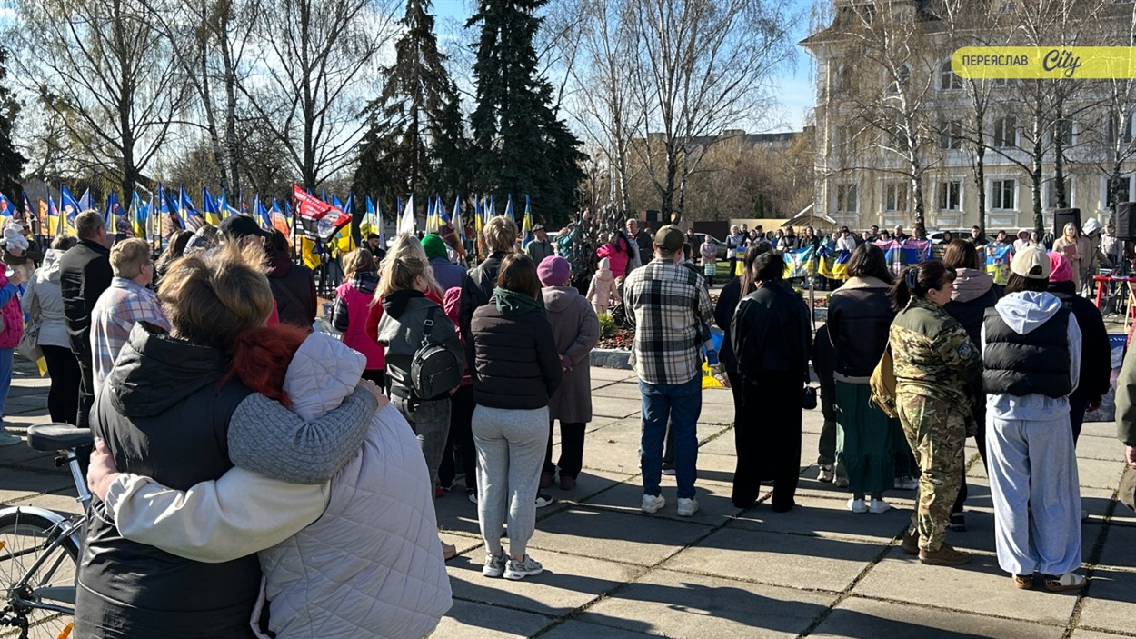 «Я самотня і хвора, але молюся, щоб дочекатися синів»: у Переяславі відкрили "Дерево надії"