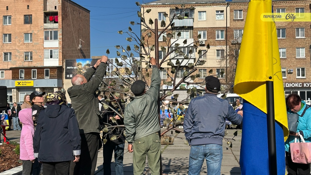 «Я самотня і хвора, але молюся, щоб дочекатися синів»: у Переяславі відкрили "Дерево надії"