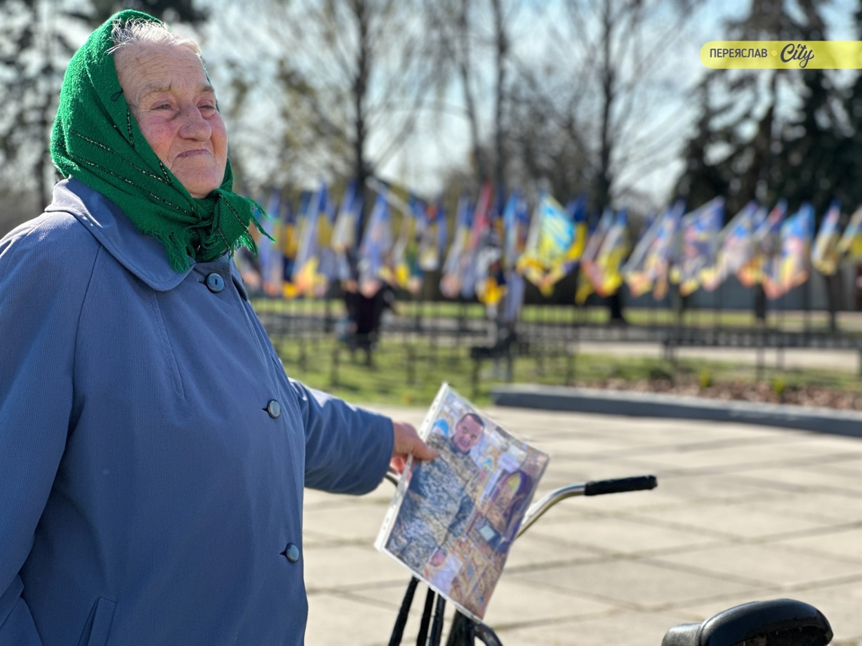 «Я самотня і хвора, але молюся, щоб дочекатися синів»: у Переяславі відкрили "Дерево надії"
