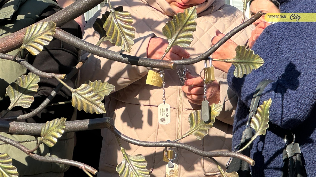 «Я самотня і хвора, але молюся, щоб дочекатися синів»: у Переяславі відкрили "Дерево надії"