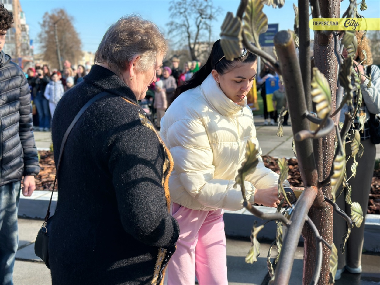 «Я самотня і хвора, але молюся, щоб дочекатися синів»: у Переяславі відкрили "Дерево надії"