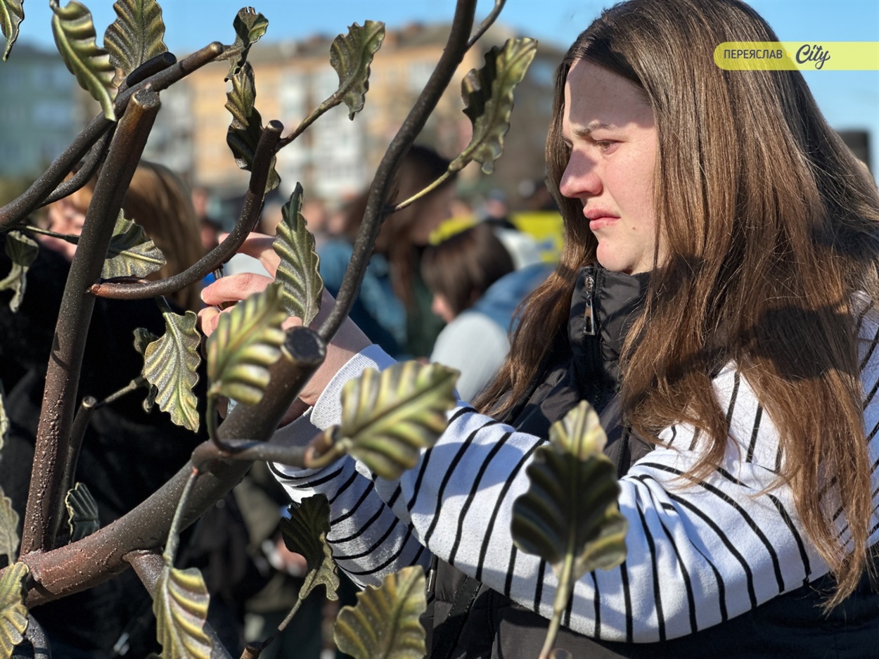 «Я самотня і хвора, але молюся, щоб дочекатися синів»: у Переяславі відкрили "Дерево надії"
