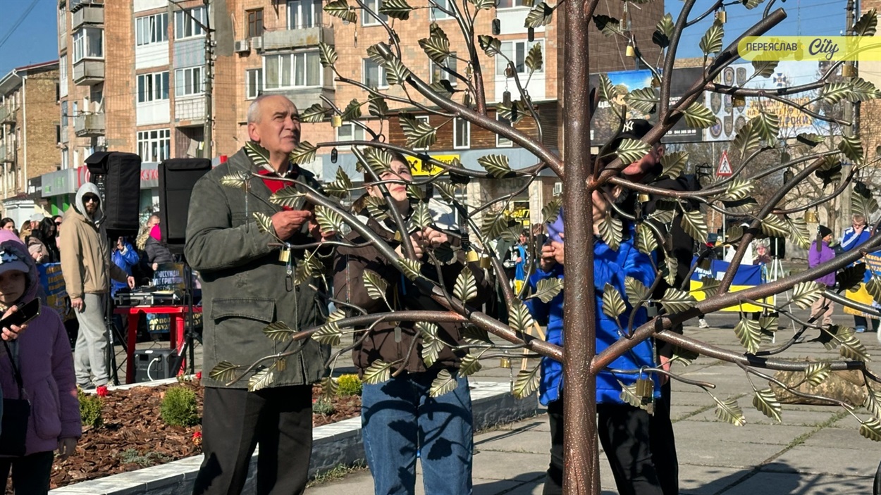 «Я самотня і хвора, але молюся, щоб дочекатися синів»: у Переяславі відкрили "Дерево надії"