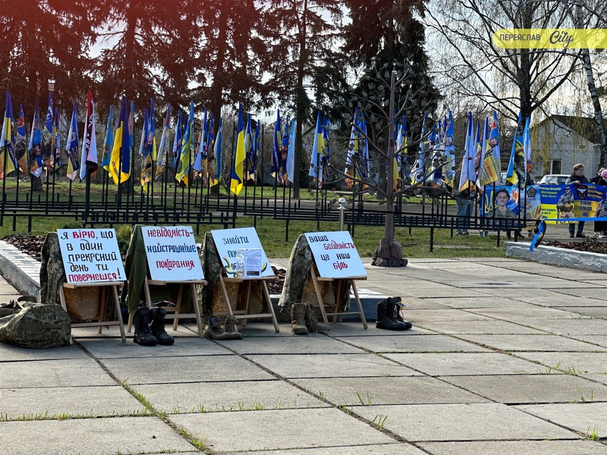 «Я самотня і хвора, але молюся, щоб дочекатися синів»: у Переяславі відкрили "Дерево надії"