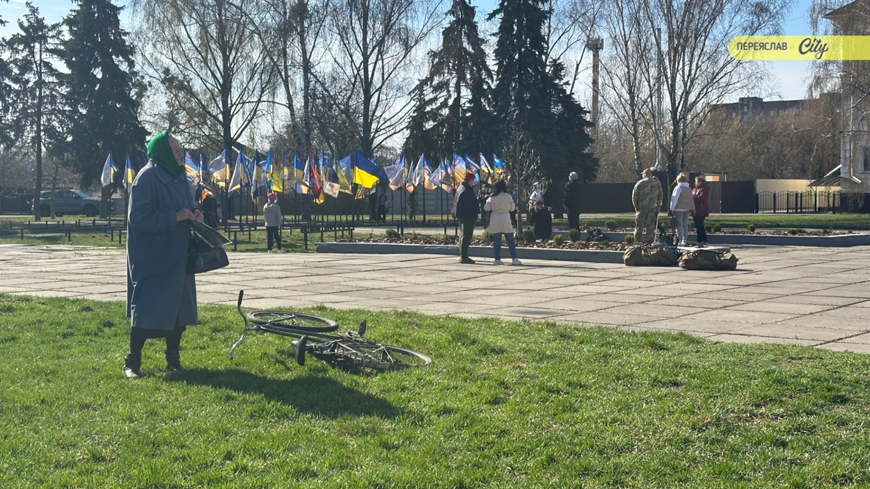 «Я самотня і хвора, але молюся, щоб дочекатися синів»: у Переяславі відкрили "Дерево надії"