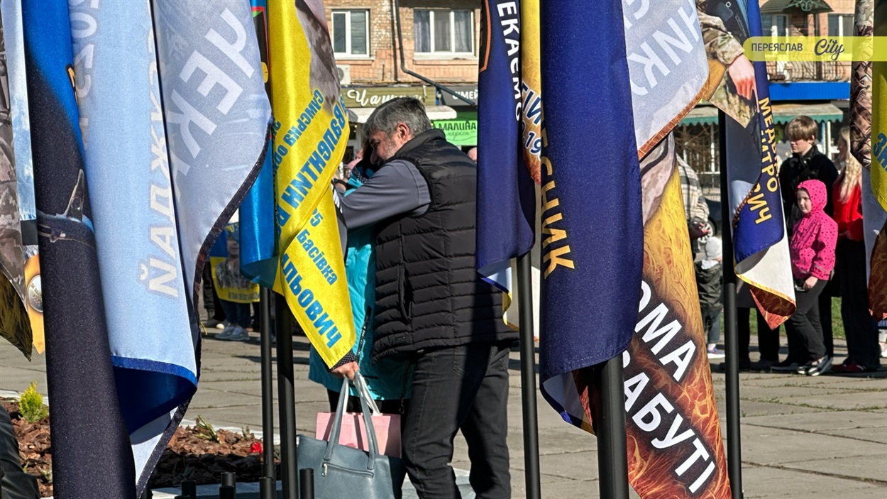 «Я самотня і хвора, але молюся, щоб дочекатися синів»: у Переяславі відкрили "Дерево надії"