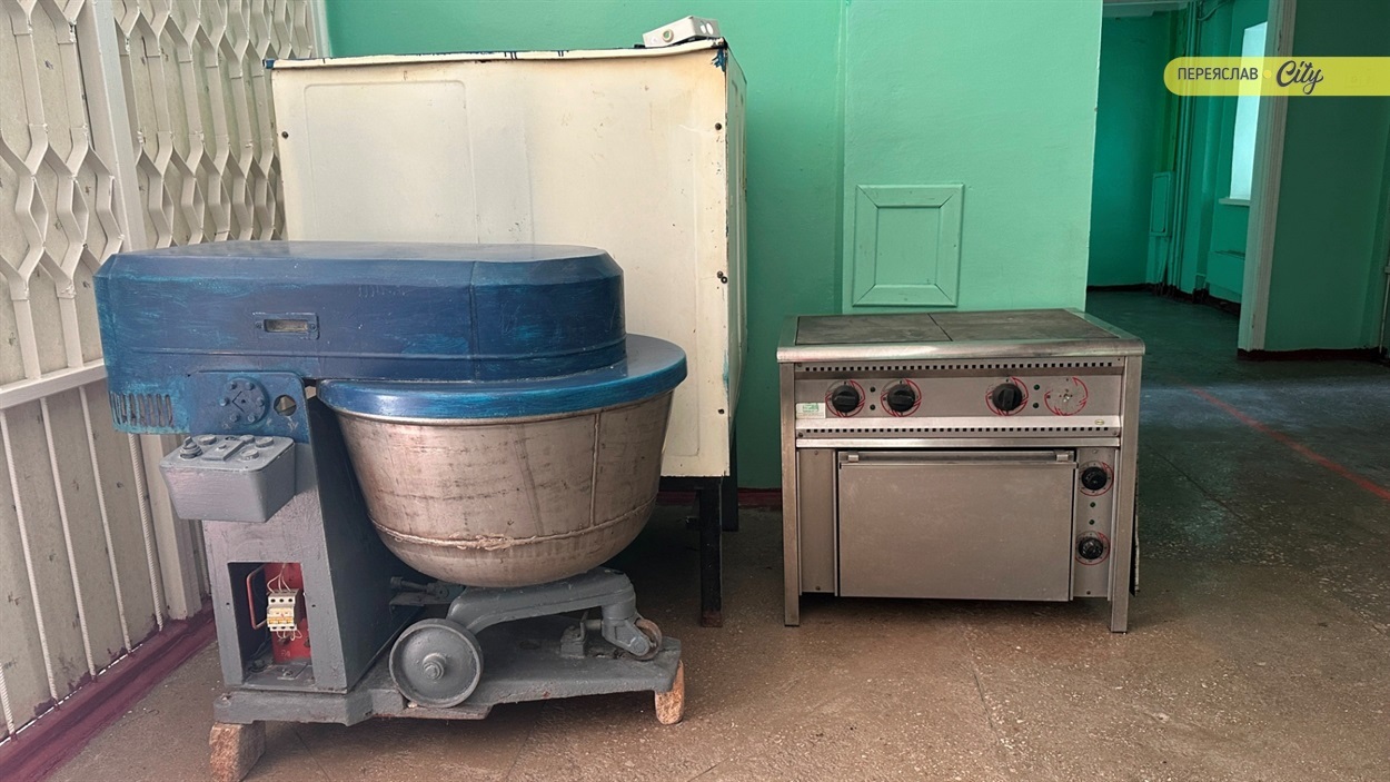 Тістомішалка та духова шафа зі шкільної кухні хоч і старі, але ще діючі