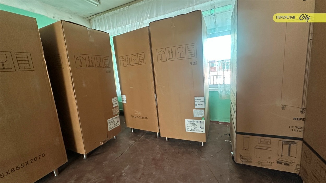 Підрядники завезли будматеріали (труби, плитку, сантехніку), та обладнання для кухні, холодильники