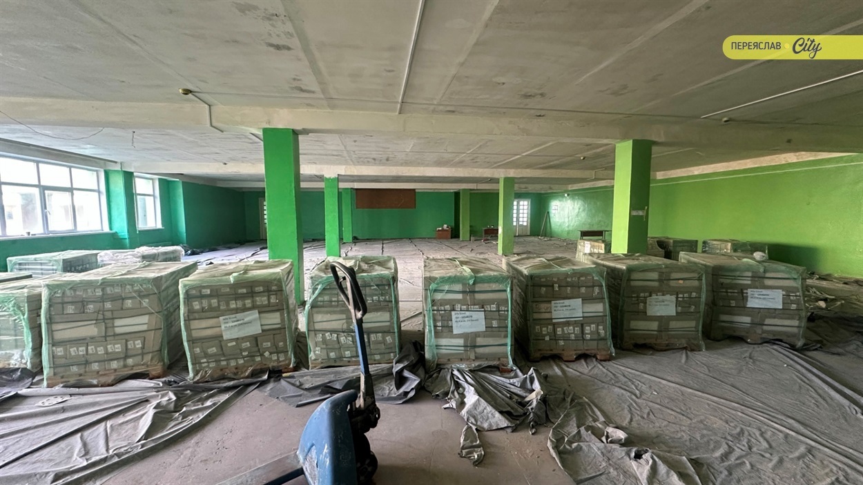 Підрядники завезли будматеріали (труби, плитку, сантехніку), та обладнання для кухні, холодильники