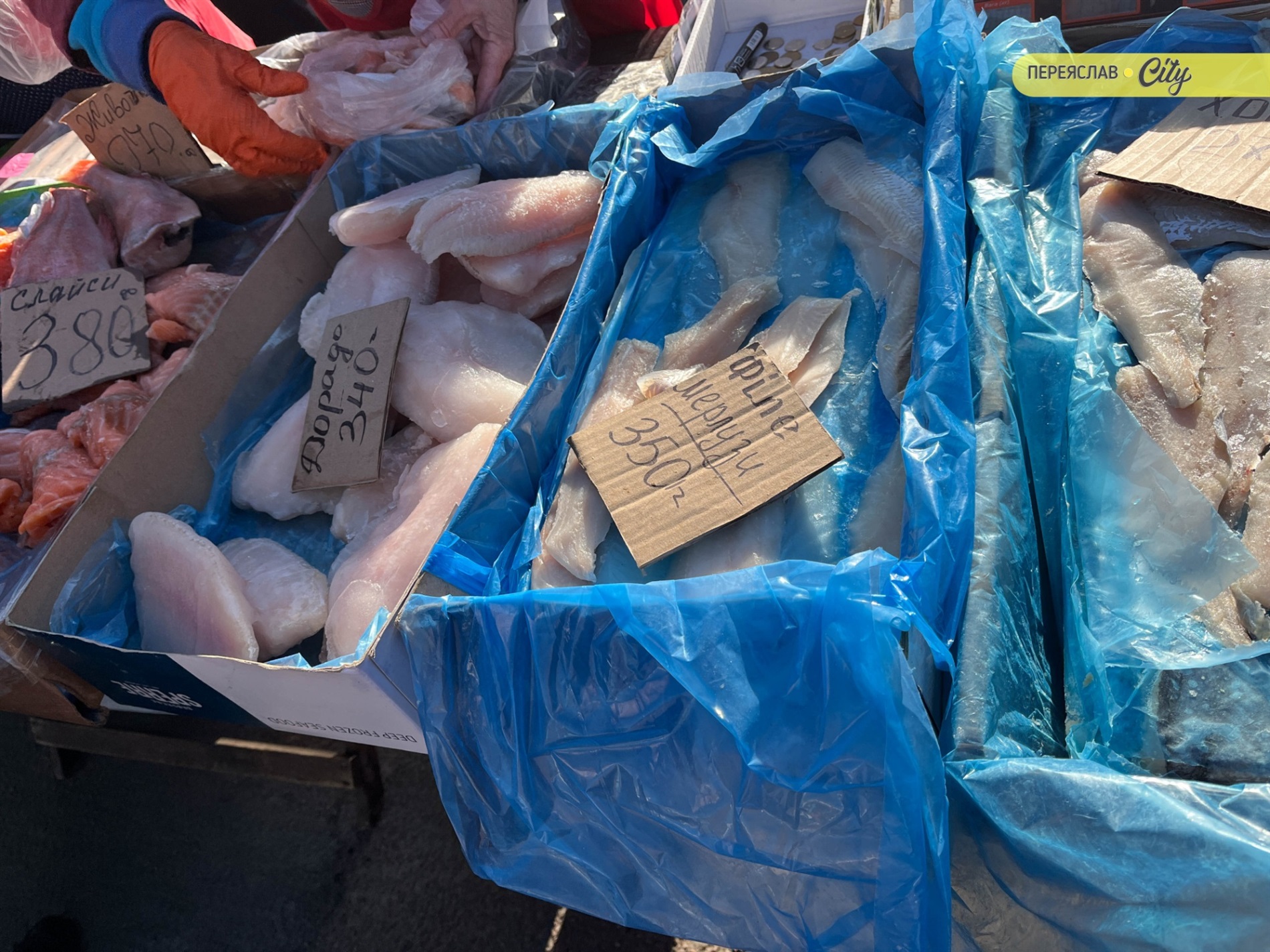 На базарі у Переяславі подорожчала курятина на 20 гривень, а свинячу підчеревину продавали по 380