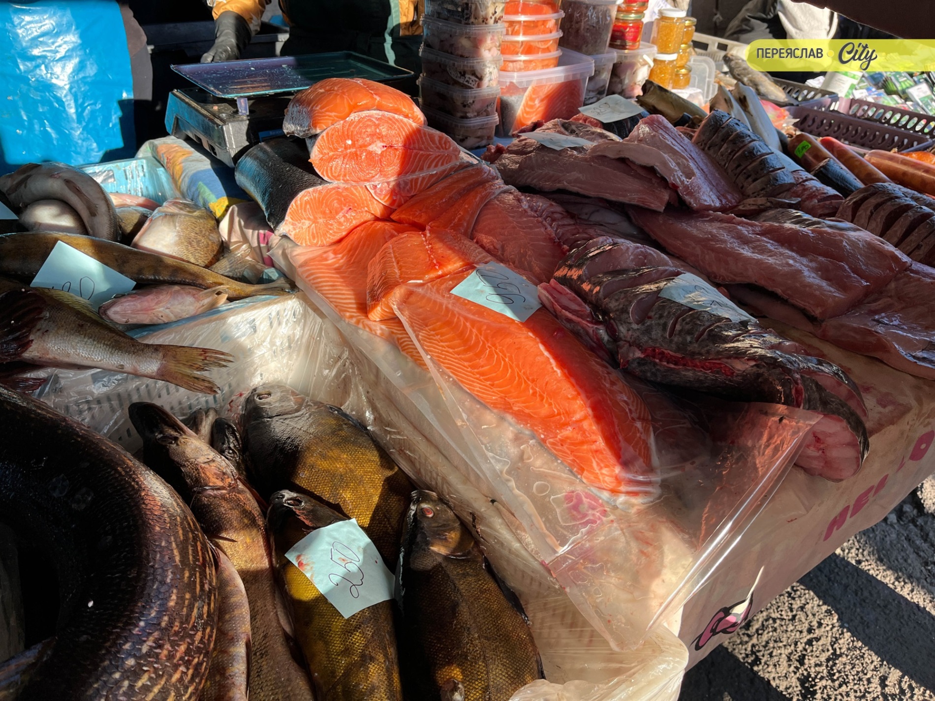 На базарі у Переяславі подорожчала курятина на 20 гривень, а свинячу підчеревину продавали по 380