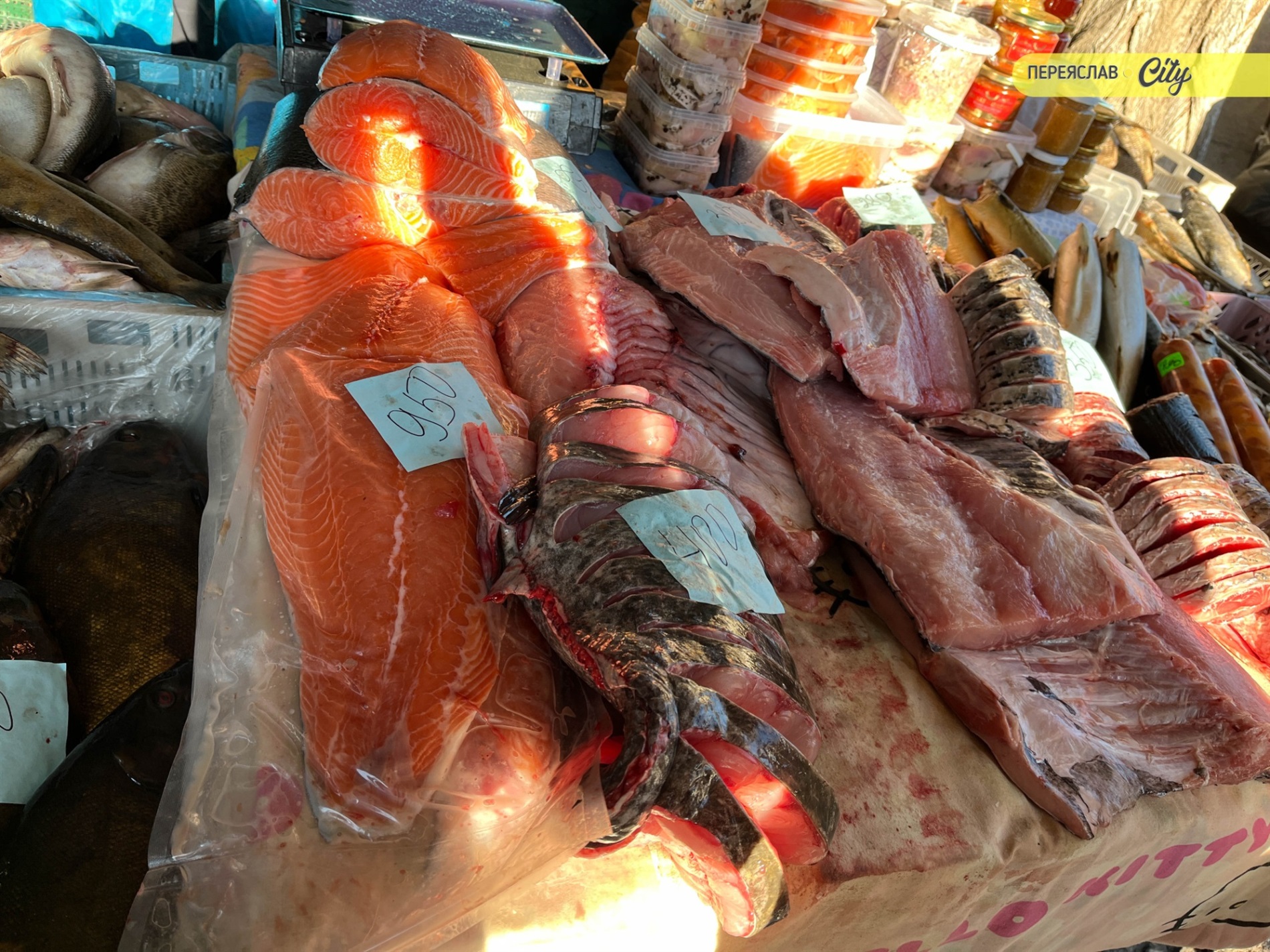 На базарі у Переяславі подорожчала курятина на 20 гривень, а свинячу підчеревину продавали по 380