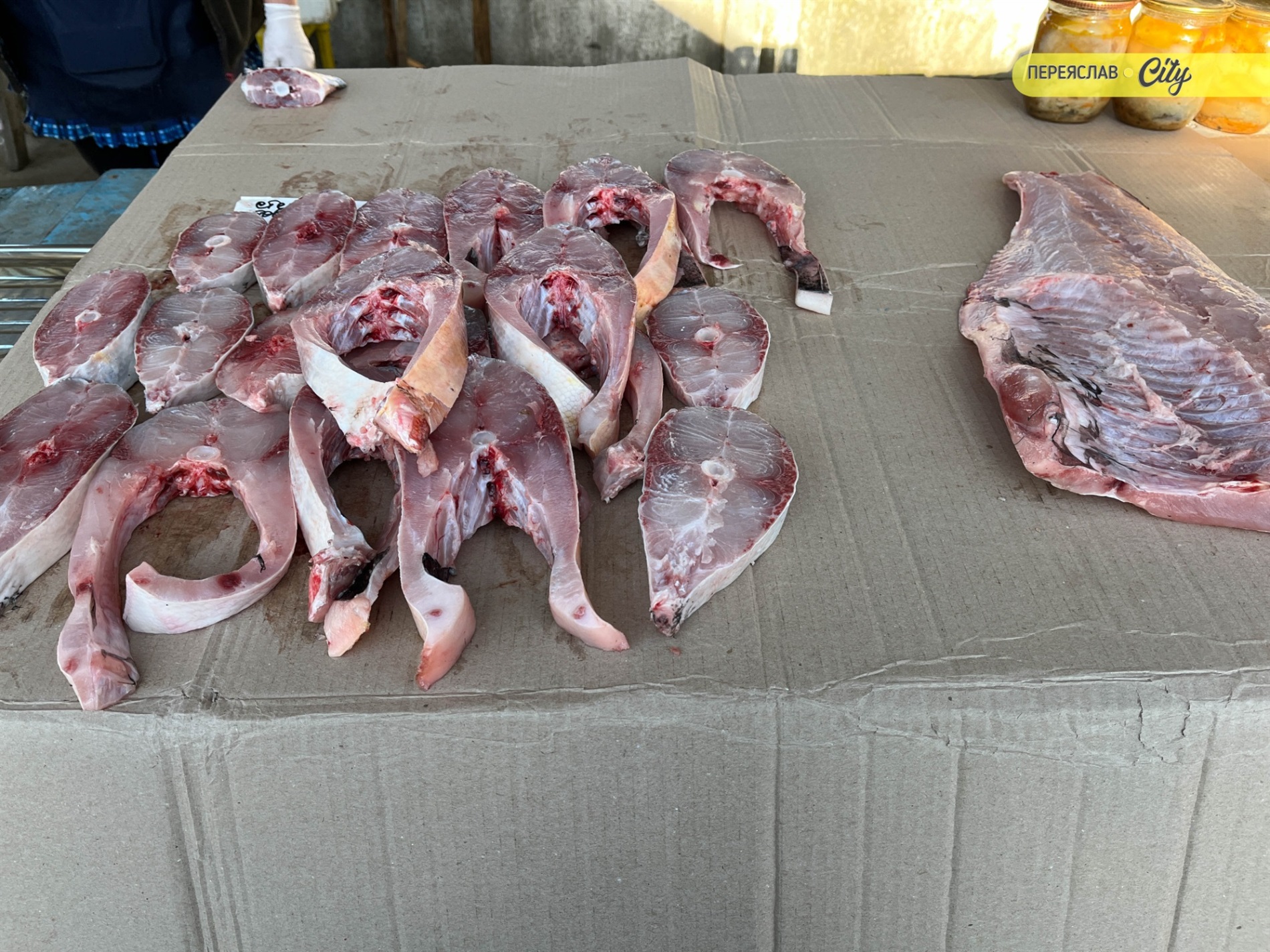На базарі у Переяславі подорожчала курятина на 20 гривень, а свинячу підчеревину продавали по 380