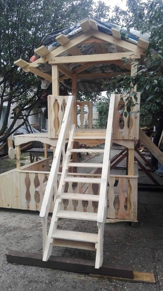 Віталій Савченко виготовляв ігрові майданчики та "будиночки" для місцевих дитсадків