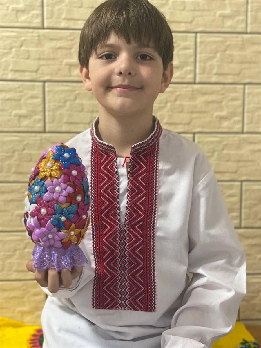 Учень 4 класу Стовп’язької гімназії Роман Кукса з роботою "Квітуча писанка мрій"