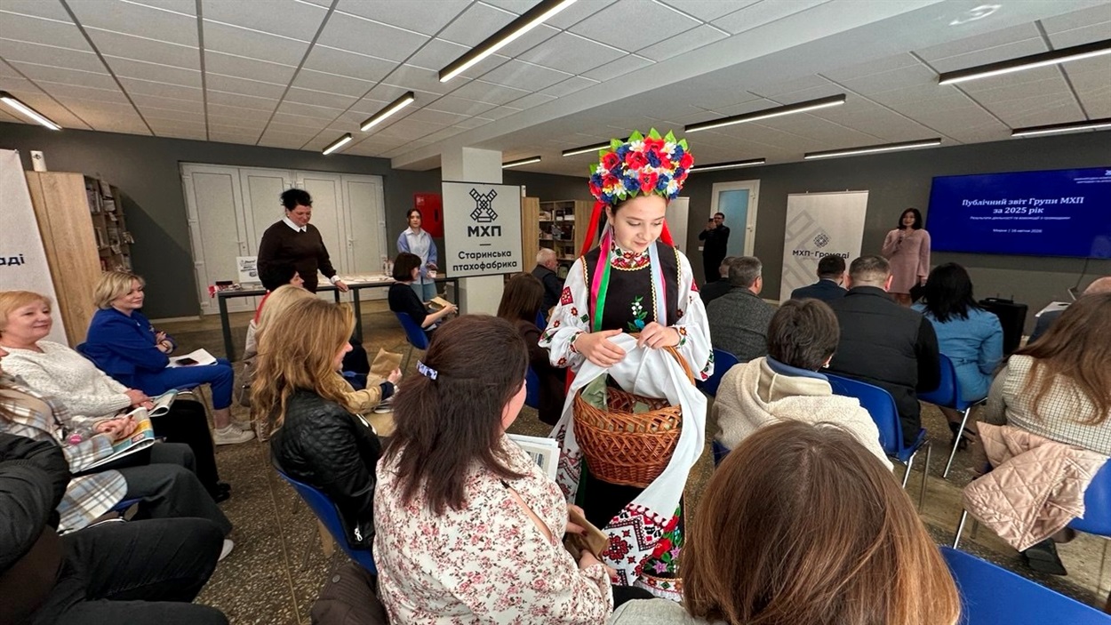 Учасників зустрічі від господарів Вороньківської громади пригостили традиційною випічкою "жайворонок" 