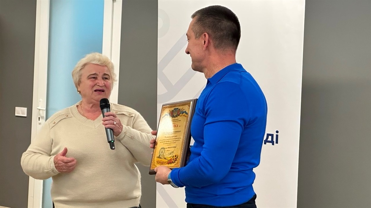 Голова Вороньківської громади  Любов Чешко вручила подяку директору Старинської птахофабрики Сергію Міщенку