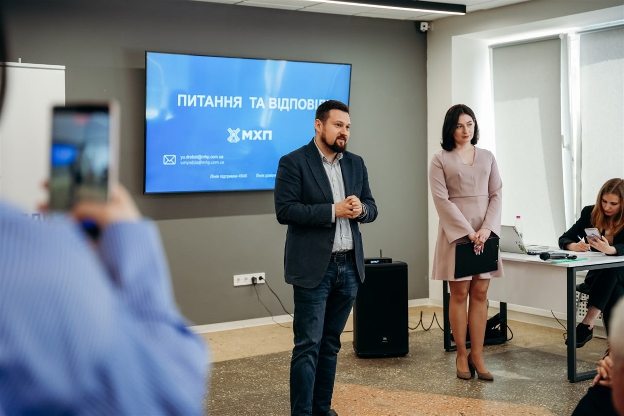 На публічний звіт підприємств компанії МХП в Мирному запросили представників усіх партнерських громад, було живе спілкування 
