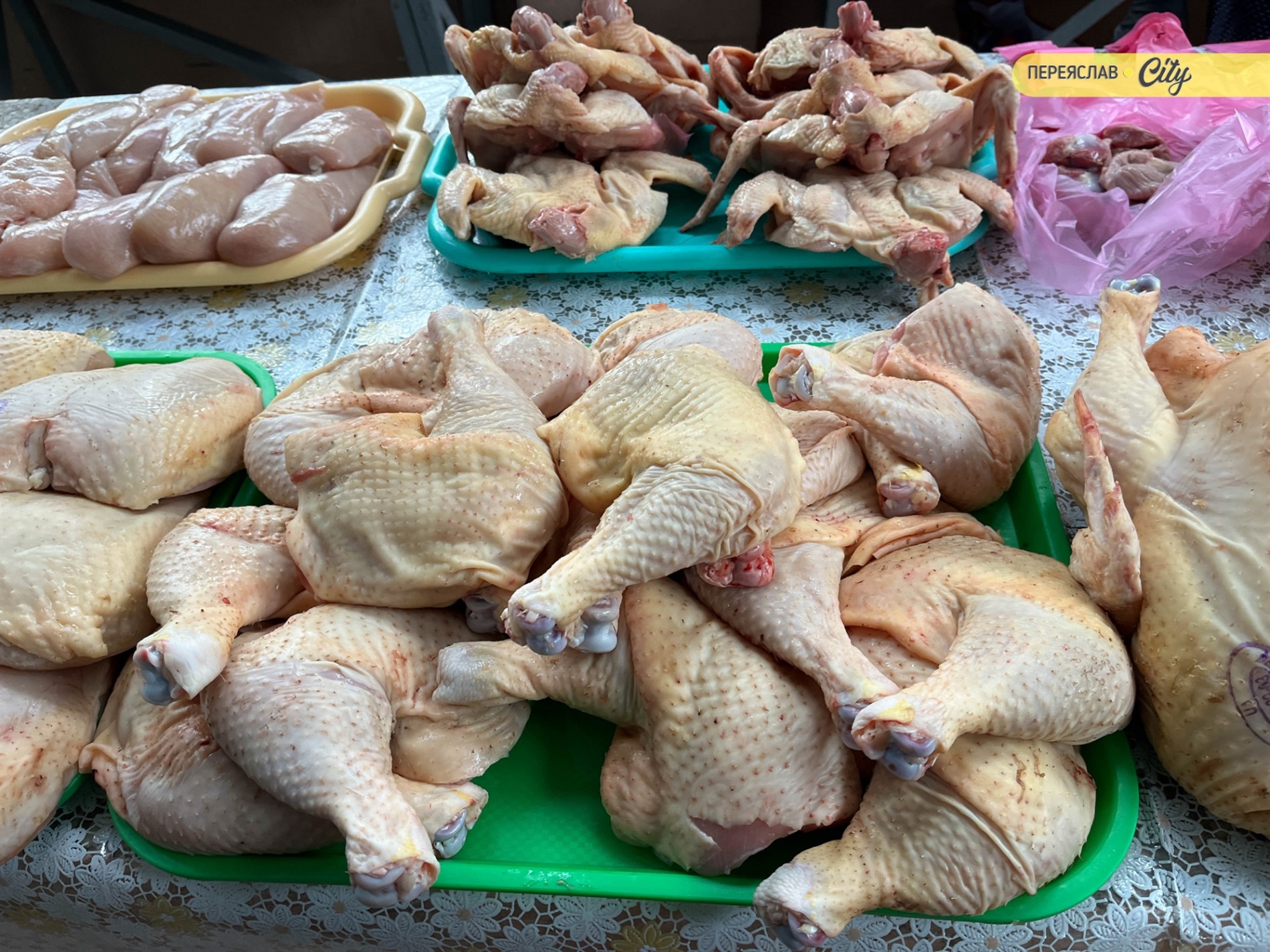 На базарі у Переяславі почали продавати розсаду огірків – по 25 гривень за рослину