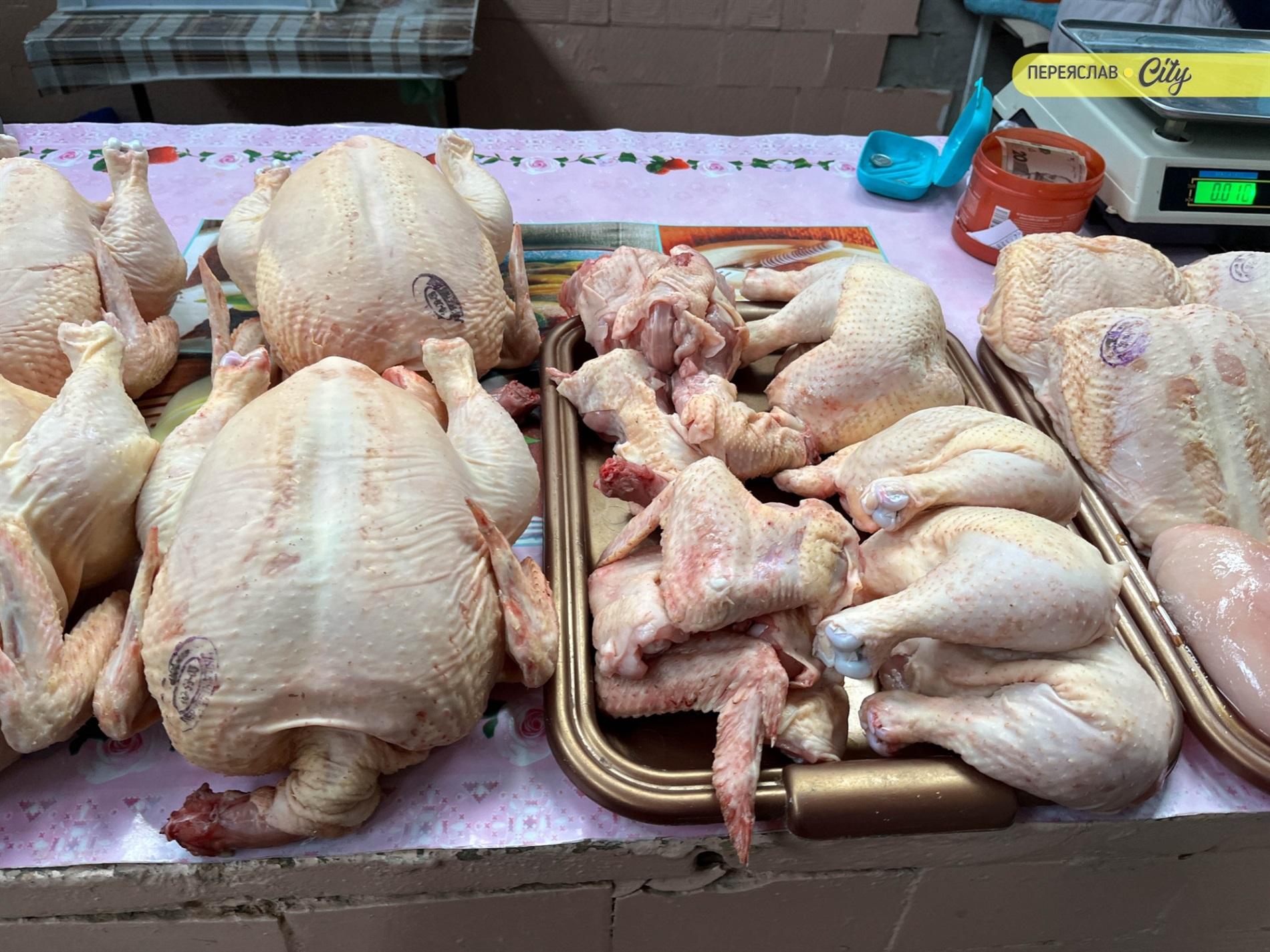 На базарі у Переяславі почали продавати розсаду огірків – по 25 гривень за рослину