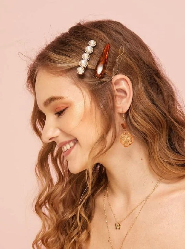 Заколки як акцент у повсякденному стилі: як маленька деталь змінює весь образ