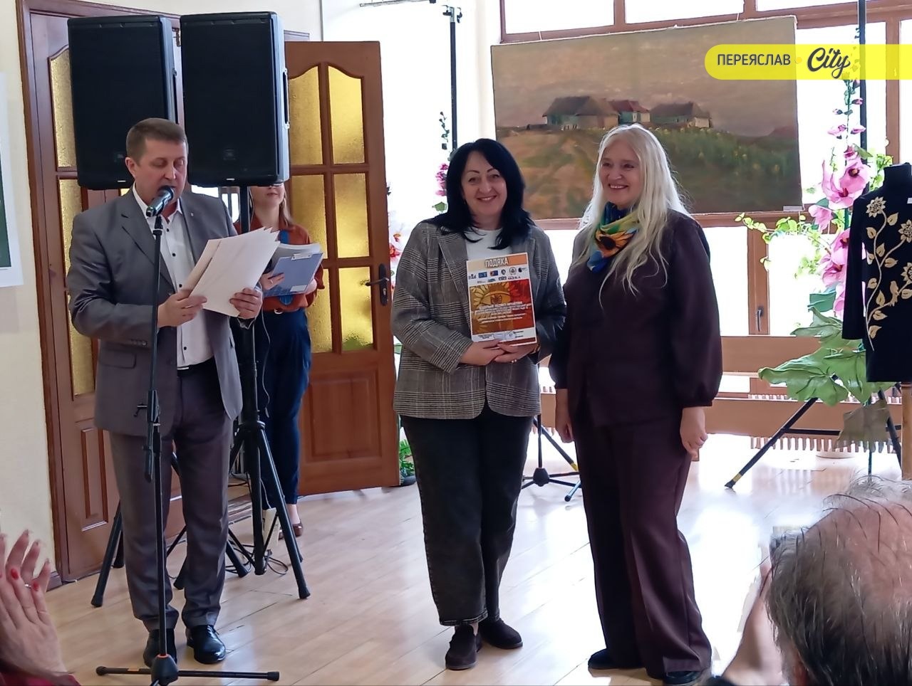У Переяславі вже розквітли соняшники на картинах і вишивках проєкту про сонячне відродження