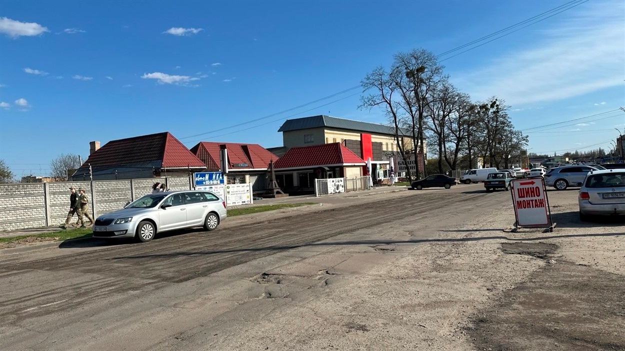 Вулиця Шкільна чекала понад два тижні асфальтування підготовлених "вирізаних" ділянок. Дорогу вже оновили  