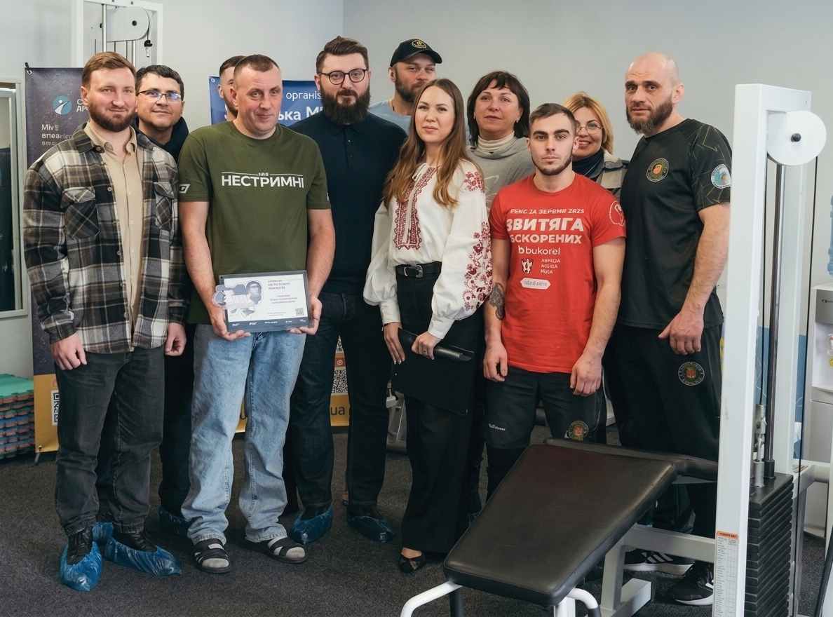Переяславські ветерани з фахівчинями супроводу (праворуч) на відкритті залу адаптивного спорту в с. Мирне, де вони мають змогу тренуватися 