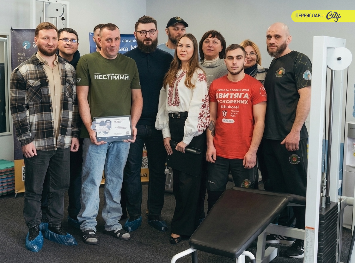 Переяславські ветерани з фахівчинями супроводу (праворуч) на відкритті залу адаптивного спорту в с. Мирне, де вони мають змогу тренуватися 