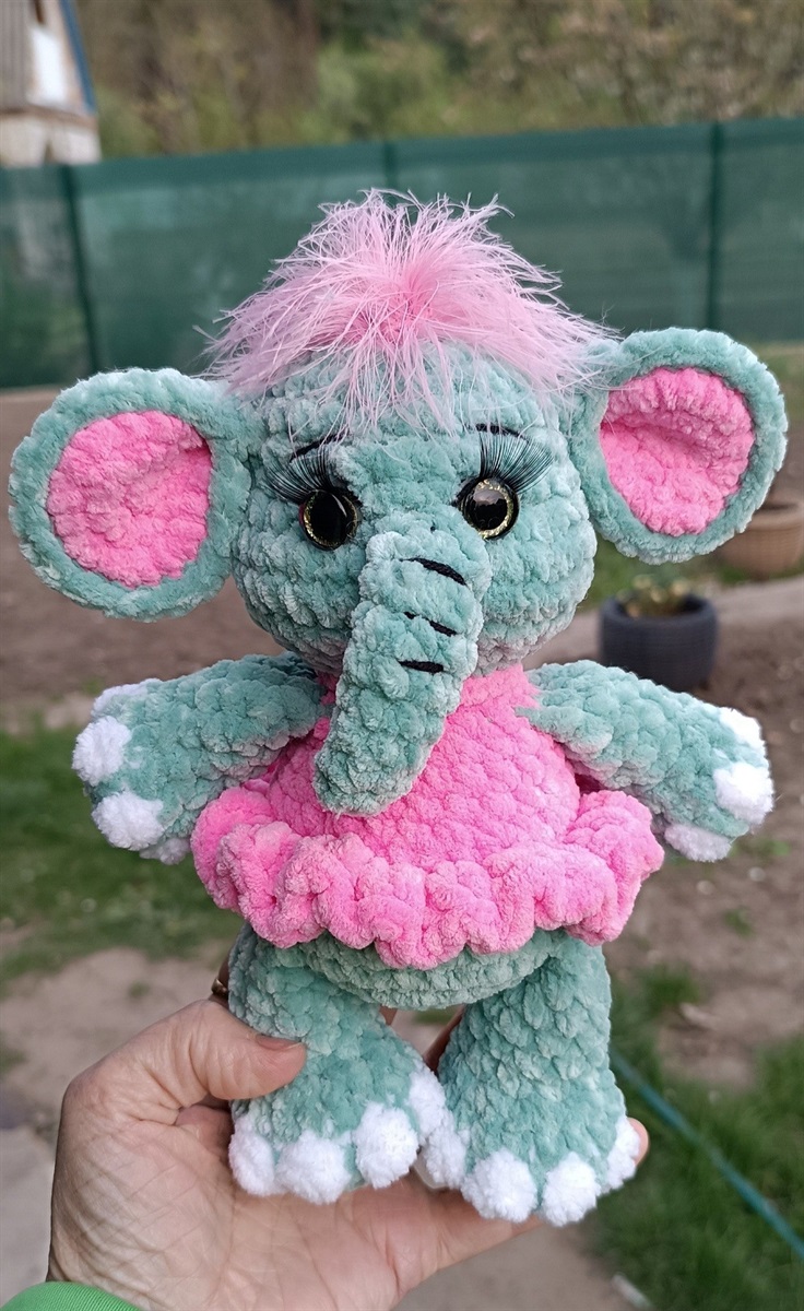 Переяславка Інна Рубан плете іграшкових звірят, вони заспокоюють дітей навіть у сховищі під час атак