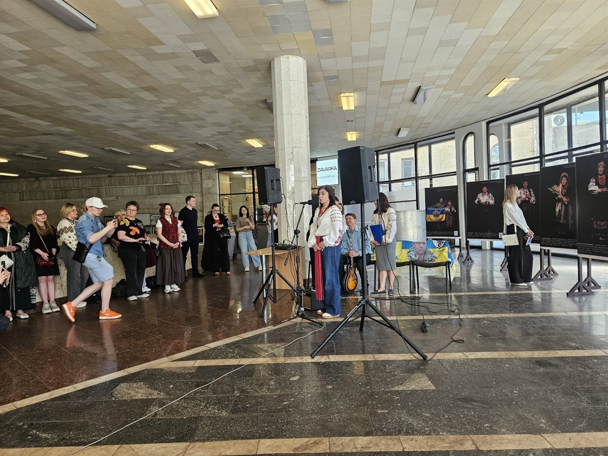 Виставка на станції метро "Золоті ворота" 