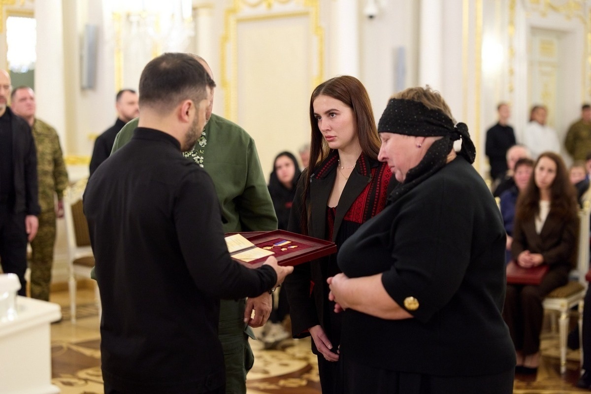 Зірку Героя України (посмертну нагороду) мамі Романа Шаповала Ларисі Михайлівні вручає Президент Володимир Зеленський 