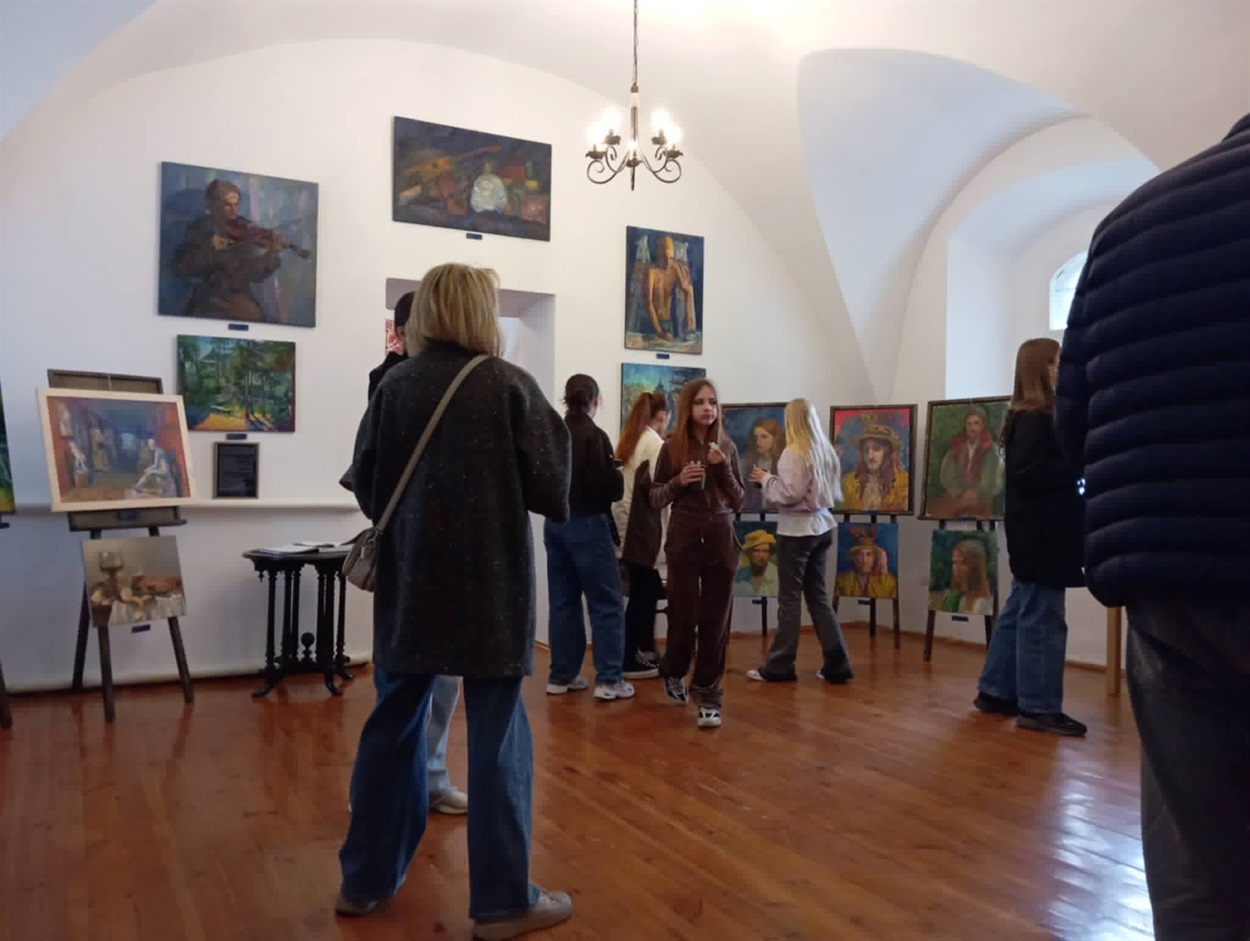 Художня виставка 19-річної Карини Кузьменко «Живопис динамічний. Академія» відкрилася у Переяславі