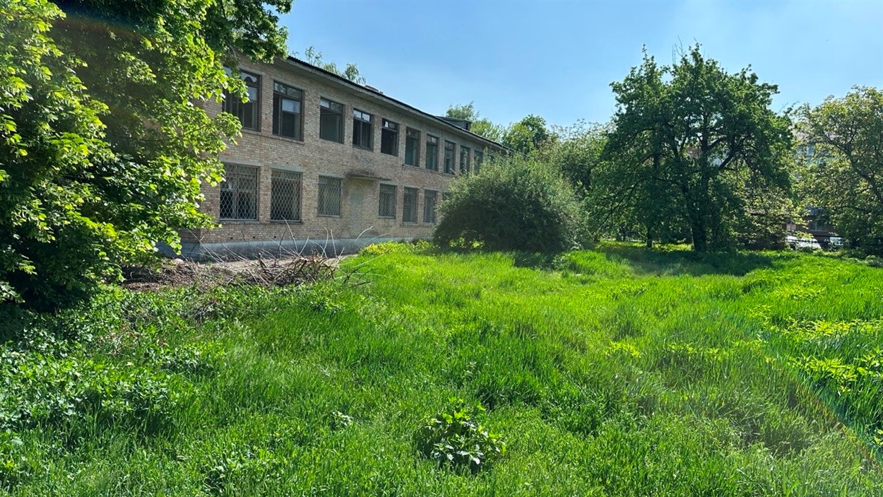 Занедбана будівля колишнього дитсадочка, що за 300 метрів від казарми. Її пустити під готель не дозволяють вимоги цільового призначення – на освіту.  