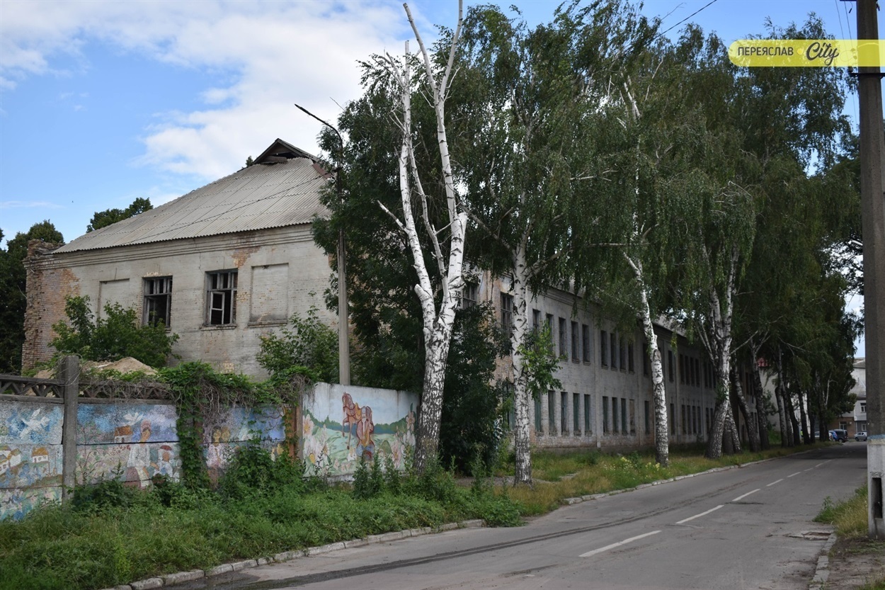 Будівля колишньої казарми, на місці якої мер Переяслава планує звести готель. Земельна ділянка під цією будівлею наразі не оформлена, 2025 р.