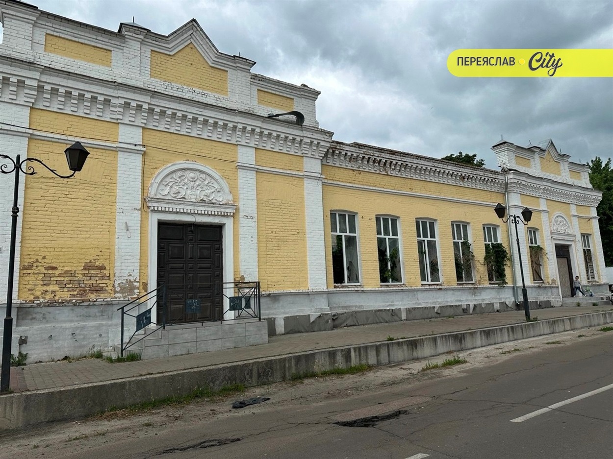 Будівля колишнього кінотеатру в Переяславі після пожежі.  