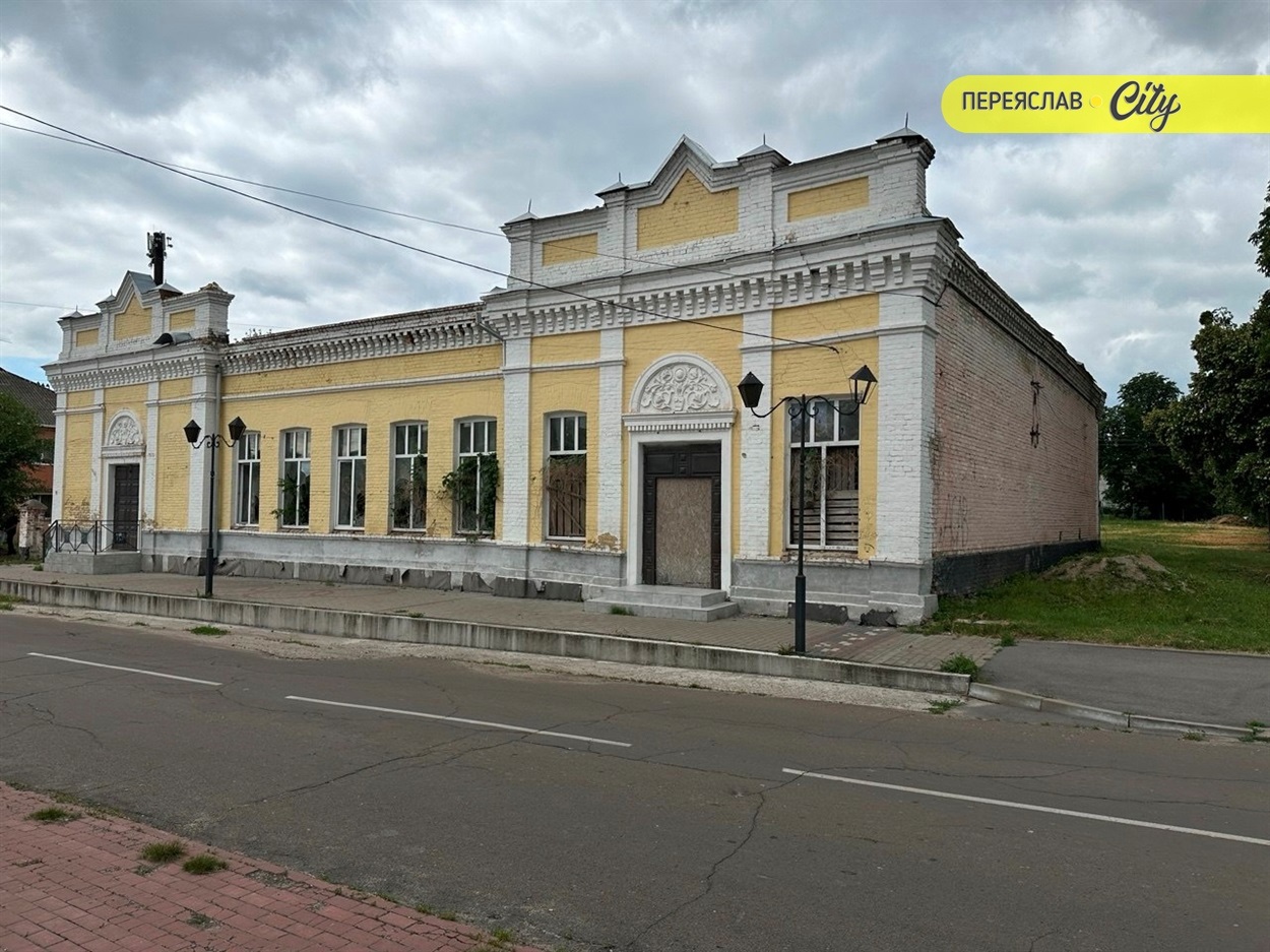 Будівля колишнього кінотеатру в Переяславі після пожежі.  