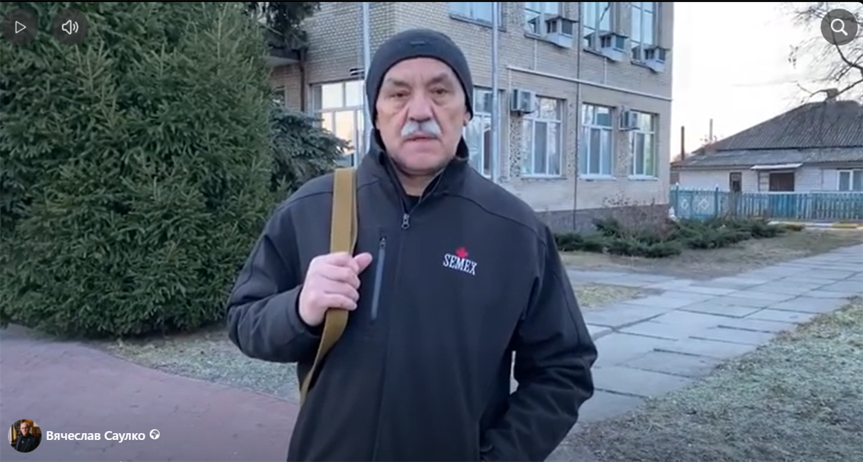Вячеслав Саулко біля Переяславської міськради, 2022 рік. 