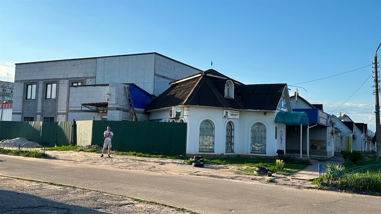 Ветеринарна клініка до останнього часу належала меру Переяслава, а землю під забудову він переписав на сина у 2024 році. Стан будівництва у травні 2026 року. 