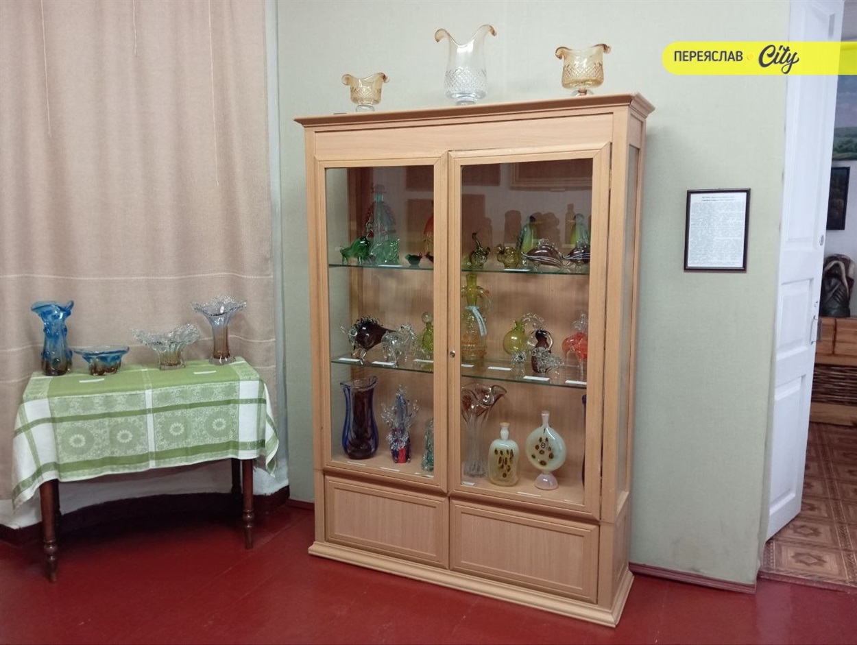 Такого в Україні вже не виробляють: у Переяславі діє виставка «Магія кольорового скла»